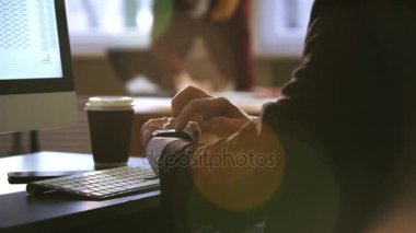 Akıllı izlemek ve bilgisayar klavye kullanma office iş adamı.
