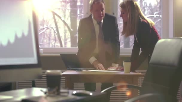 Colegas hombre y mujer discutiendo emocionalmente los planes de negocios en una oficina . — Vídeo de stock