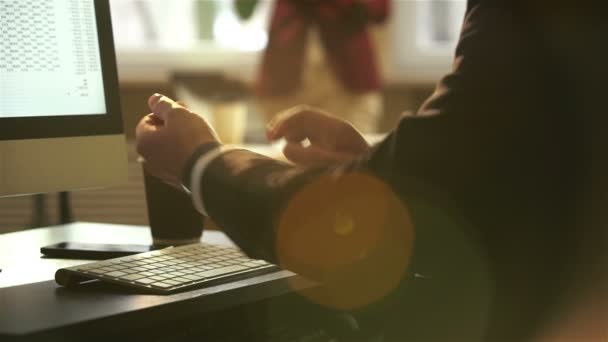 Businessman using smart watch and computer keyboard in the office. Slow motion. — Stock Video