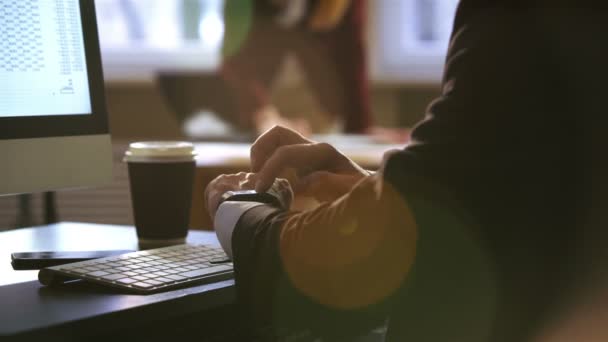 Homme d'affaires utilisant montre intelligente et clavier d'ordinateur dans le bureau . — Video