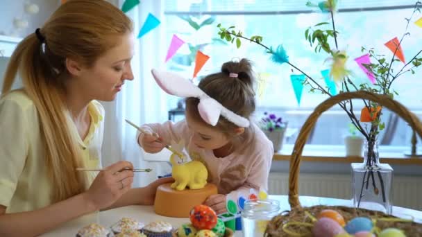Anya és kis lánya a festészet húsvéti nyuszi nyuszi füle — Stock videók