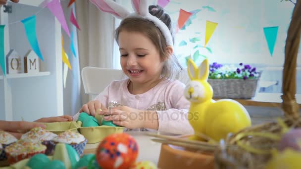 Kleines Mädchen isst Schokolade-Ostereier — Stockvideo