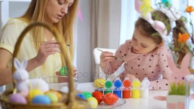 Mutlu Paskalya anne ve küçük kızı Bunny Paskalya yumurta boyama ile