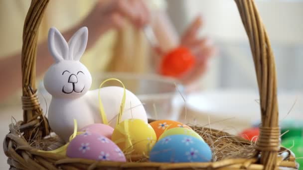 Bonne Mère de Pâques et sa petite fille avec Bunny coloriage Pâques oeufs — Video