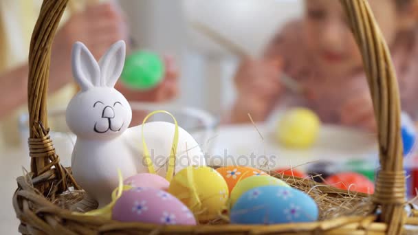 Feliz Pascua Madre y su hija pequeña con conejito para colorear huevos de Pascua — Vídeo de stock