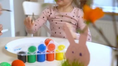 Mutlu Paskalya anne ve küçük kızı Paskalya yumurta boyama