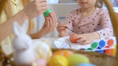 Mutlu Paskalya anne ve küçük kızı Paskalya yumurta boyama