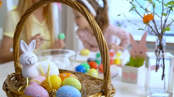 Feliz Pascua Madre y su hija pequeña para colorear huevos de Pascua — Vídeos de Stock