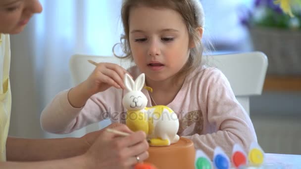 Щасливого Великдень матері і малою донькою з кролик вуха живопис Пасхальний заєць — стокове відео