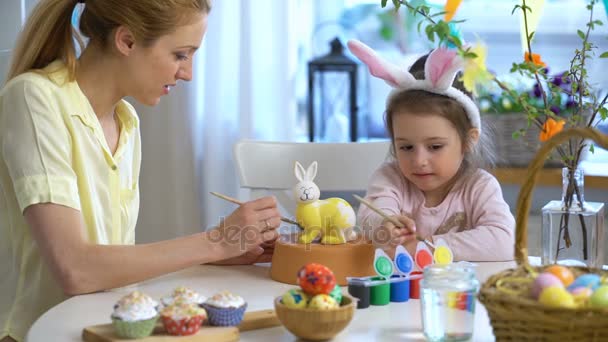 Счастливая пасхальная мать и ее дочь с ушами кролика, раскрашенными в пасхальные цвета — стоковое видео