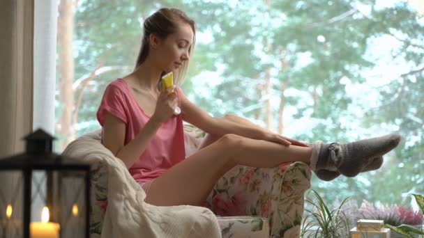 Giovane donna cura del corpo in accogliente soggiorno — Video Stock
