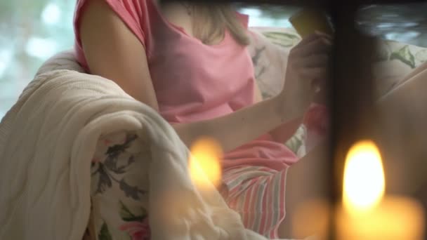 居心地の良いリビング ルームで若い女性のボディケア — ストック動画