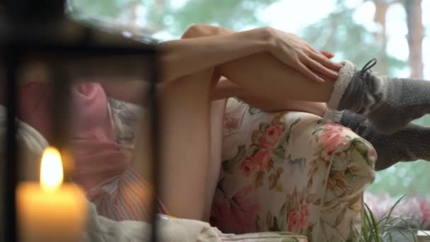 아늑한 거실에 젊은 여자 바디 케어 — 비디오