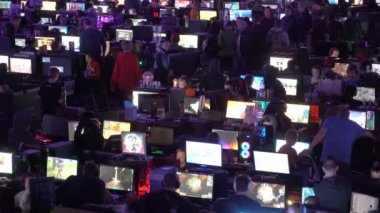 Büyük salonda ile bilgisayar oyunu oynamak oyun bir çok.