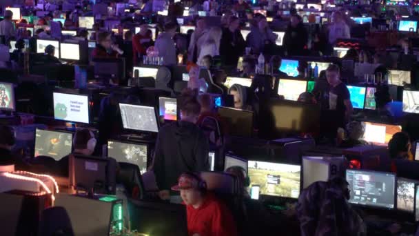Många spelare spelar datorspel i den stora salen. — Stockvideo