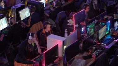 Büyük salonda ile bilgisayar oyunu oynamak oyun bir çok.