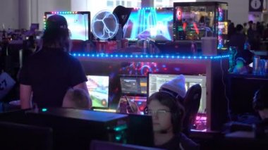 Büyük salonda ile bilgisayar oyunu oynamak oyun bir çok.