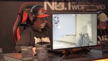 video oyunları oynarken gençler