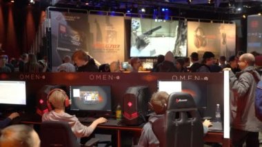 video oyunları oynarken gençler