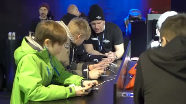 Un grupo de chicos jugar juegos móviles en su teléfono — Vídeos de Stock