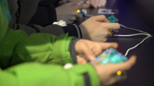Un grupo de chicos jugar juegos móviles en su teléfono — Vídeo de stock