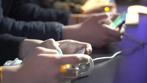 Egy csoport fiú játsszon mobilos játékokat a telefonon — Stock videók