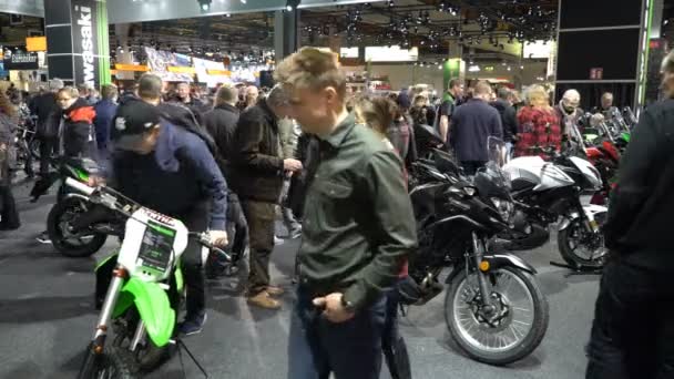 Biker probieren die neuen Räder aus. — Stockvideo