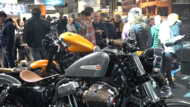 I motociclisti provano le nuove bici . — Video Stock