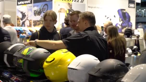 Kupujący wybiera kasków motocyklowych. — Wideo stockowe