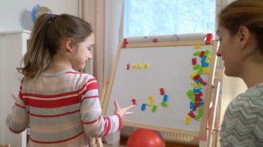 sevimli küçük kızı evde açıklayan aritmetik genç anne