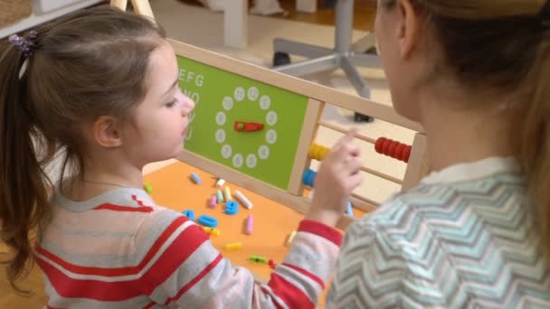 Kleines Mädchen macht Mathe-Übungen mit ihrer Mutter zu Hause — Stockvideo