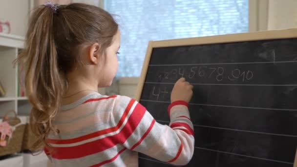 Jonge moeder uitleggen rekenkundig te schattig dochtertje thuis — Stockvideo