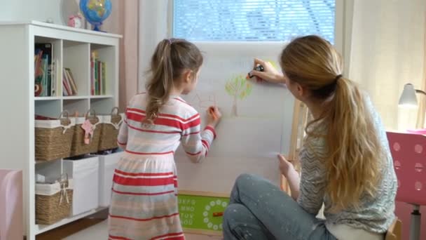 Malá dcera a její matka se kresba s barevné tužky.