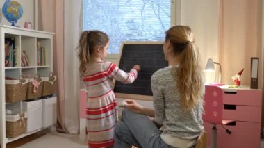 sevimli küçük kızı evde açıklayan aritmetik genç anne