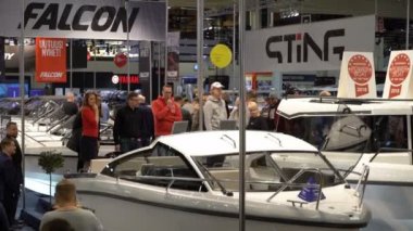 Uluslararası Boat Show. Ziyaret edenler teknelerin farklı modelleri ve fiyatları kontrol edin..