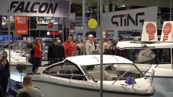 Uluslararası Boat Show. Ziyaret edenler teknelerin farklı modelleri ve fiyatları kontrol edin.. — Stok video