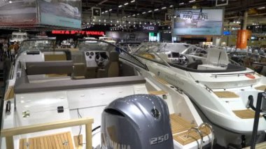 Uluslararası Boat Show. Ziyaret edenler teknelerin farklı modelleri ve fiyatları kontrol edin..
