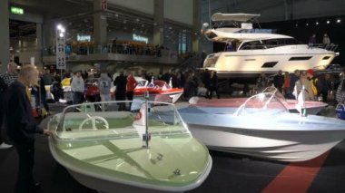 Uluslararası Boat Show. Ziyaret edenler teknelerin farklı modelleri ve fiyatları kontrol edin..