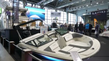 Uluslararası Boat Show. Ziyaret edenler teknelerin farklı modelleri ve fiyatları kontrol edin..