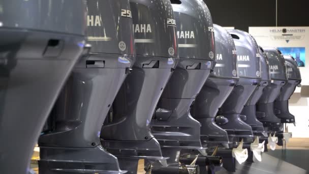 Krachtige dure boot motoren Yamaha. Internationale Boat Show — Stockvideo