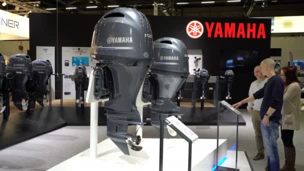 Poderosos motores de barco caros Yamaha. Show Internacional de Barcos — Vídeo de Stock