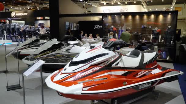Мощные гидроциклы на Международной выставке лодок — стоковое видео