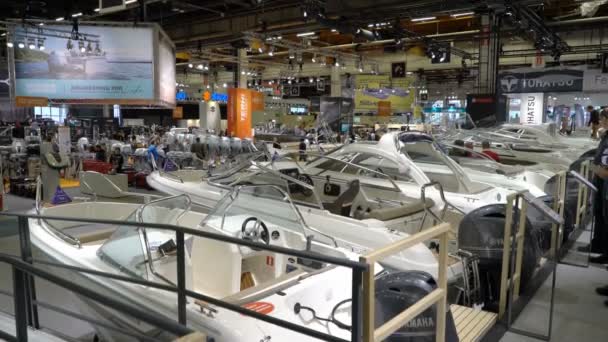 Uluslararası Boat Show. Ziyaret edenler teknelerin farklı modelleri ve fiyatları kontrol edin.. — Stok video