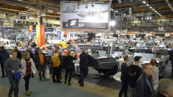 Mezinárodní Boat Show. Návštěvníci prohlédnout lodě různých modelů a cen. — Stock video