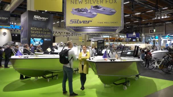 Internationale Boat Show. Bezoekers inspecteren boten van verschillende modellen en prijzen. — Stockvideo