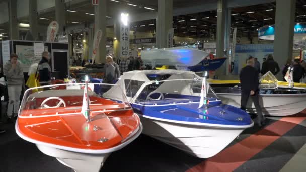 Show Internacional de Barcos. Visitantes inspecionam barcos de diferentes modelos e preços . — Vídeo de Stock