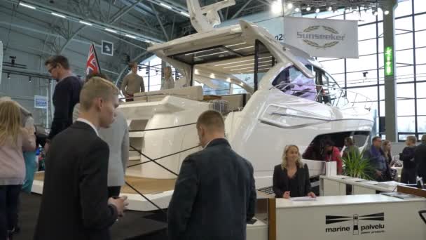 Mezinárodní Boat Show. Návštěvníci prohlédnout lodě různých modelů a cen. — Stock video