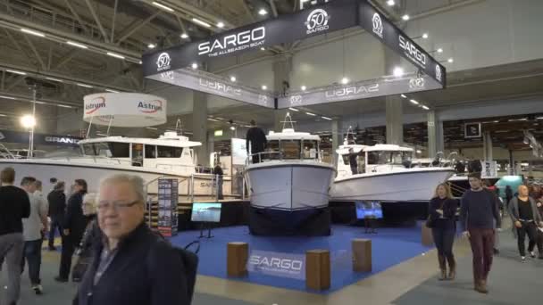 Uluslararası Boat Show. Ziyaret edenler teknelerin farklı modelleri ve fiyatları kontrol edin.. — Stok video