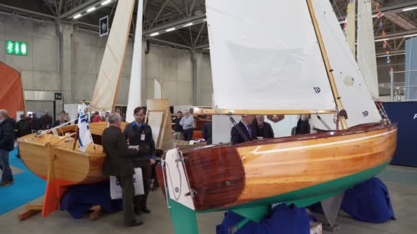 Mezinárodní Boat Show. Návštěvníci prohlédnout lodě různých modelů a cen. — Stock video