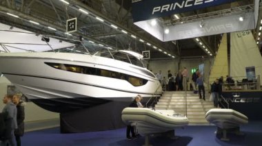 Uluslararası Boat Show. Ziyaret edenler teknelerin farklı modelleri ve fiyatları kontrol edin..